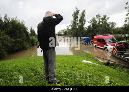 Straßen und Haushalte in den Gebieten des Bierzanow-Bezirks sind nach heftigen Regenschauern in Krakau, Polen, am 6.. August 2021 mit Wasser überflutet. (Foto von Beata Zawrzel/NurPhoto) Stockfoto