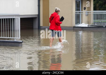 Straßen und Haushalte in den Gebieten des Bierzanow-Bezirks sind nach heftigen Regenschauern in Krakau, Polen, am 6.. August 2021 mit Wasser überflutet. (Foto von Beata Zawrzel/NurPhoto) Stockfoto