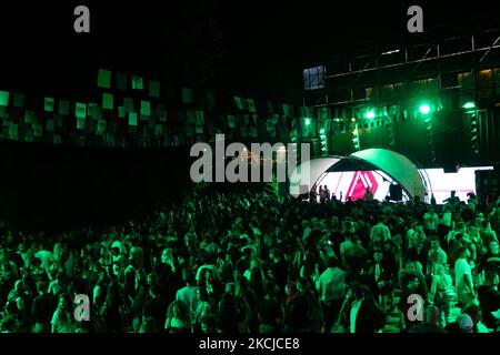 Non-Stop-Party im Booha Mansion während der Electric Castle in Cluj-Napoca, Rumänien, am 7. August 2021. Electric Castle ist ein 5-tägiges Musikfestival, das im Banffy Castle in Bintina, Kreis Cluj, stattfindet. Aufgrund des Coronavirus wurde die achte Auflage abgesagt. Nachdem einige der aufgezwungenen Regeln zur Bekämpfung der COVID-19-Pandemien zurückgezogen wurden, stellten die Festivalorganisatoren eine Sonderausgabe namens ECS bereit. (Foto von Flaviu Buboi/NurPhoto) Stockfoto