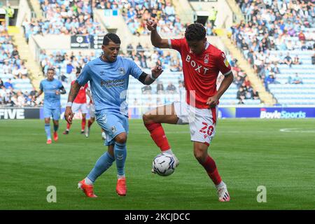 Brennan Johnson aus Nottingham Forest kämpft am 8.. August 2021 beim Sky Bet Championship-Spiel zwischen Coventry City und Nottingham Forest in der Ricoh Arena, Coventry, England, um den Ball. (Foto von Jon Hobley/MI News/NurPhoto) Stockfoto