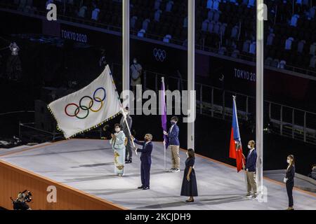 Abschlusszeremonie im Olympiastadion. Der Präsident des Internationalen Olympischen Komitees, Thomas Bach (M), schwenkt die olympische Flagge (Foto: Ayman Aref/NurPhoto) Stockfoto