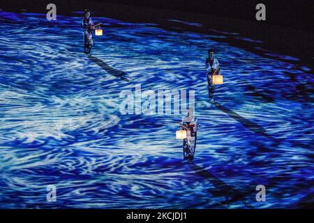 Die Show bei der Abschlussfeier der Olympischen Spiele 2020 in Tokio im Olympiastadion. (Foto von Ayman Aref/NurPhoto) Stockfoto