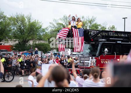 Suni Lee winkt den Unterstützern während einer Parade zu ihren Ehren in Saint Paul, MN, 8. August 2021. Tausende Mitglieder der Minnesotanischen Gemeinde versammelten sich zur Unterstützung von Suni Lee, der bei den Olympischen Spielen 2020 in Tokio Gold-, Silber- und Bronzemedaillen im Turnen gewann. Lee ist der erste Hmong-Amerikaner, der eine olympische Medaille gewonnen hat. (Foto von Tim Evans/NurPhoto) Stockfoto