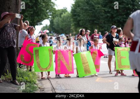 Junge Mädchen halten während einer Parade zu ihren Ehren in Saint Paul, MN, am 8. August 2021 Schilder zur Unterstützung von Suni Lee. Tausende Mitglieder der Minnesotanischen Gemeinde versammelten sich zur Unterstützung von Suni Lee, der bei den Olympischen Spielen 2020 in Tokio Gold-, Silber- und Bronzemedaillen im Turnen gewann. Lee ist der erste Hmong-Amerikaner, der eine olympische Medaille gewonnen hat. (Foto von Tim Evans/NurPhoto) Stockfoto