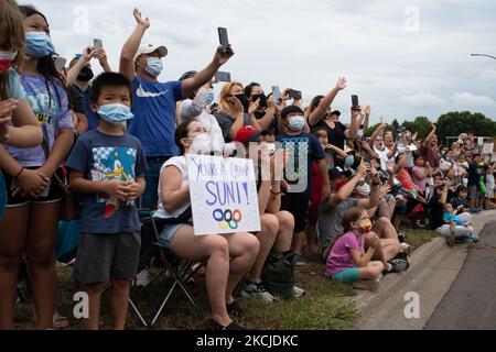 Unterstützer rufen Suni Lee während einer Parade zu ihren Ehren in Saint Paul, MN, am 8. August 2021 zu. Tausende Mitglieder der Minnesotanischen Gemeinde versammelten sich zur Unterstützung von Suni Lee, der bei den Olympischen Spielen 2020 in Tokio Gold-, Silber- und Bronzemedaillen im Turnen gewann. Lee ist der erste Hmong-Amerikaner, der eine olympische Medaille gewonnen hat. (Foto von Tim Evans/NurPhoto) Stockfoto