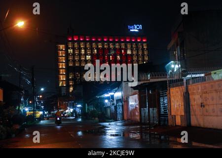 Dieses Bild zeigt, wie die Raumbeleuchtung an der Bogor Suryakancana 101 angeschaltet wurde, um das Zeichen Love während der Begrüßungsfeier des indonesischen Unabhängigkeitstages 76. (17. August) inmitten des Covid-19-Ausbruchs am 9. August 2021 in Bogor zu bilden. (Foto von Adriana Adie/NurPhoto) Stockfoto