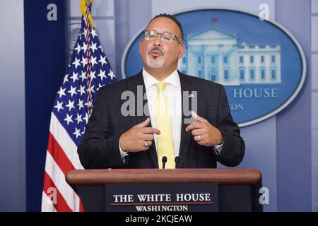 DER US-Bildungsminister Miguel Cardona spricht heute am 5. August 2021 im Weißen Haus in Washington DC, USA, über die sichere Wiedereröffnung von Covid19 Varianten und Schulen. (Foto: Lenin Nolly/NurPhoto) Stockfoto