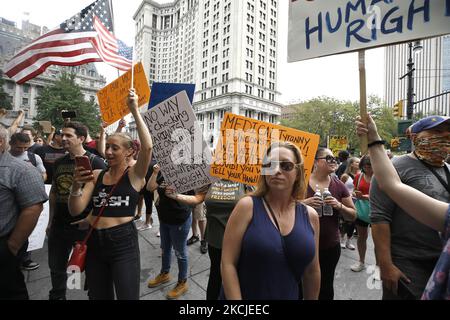 Demonstranten versammeln sich am 9,2021. August in New York City, USA, im Rathauspark, um gegen die jüngsten Mandate zu protestieren, die Impfungen gegen das Coronavirus erfordern. Bürgermeister Bill de Blasio gab bekannt, dass der Eintritt in die Innenräume ab August 16. eine Impfung gegen Covid-19 mit einem erzwungenen Mandat am 13.. September erfordert. Andrew Cuomo, Gouverneur des Bundesstaates New York, kündigte außerdem an, dass alle Mitarbeiter des Bundesstaates und Mitarbeiter des Gesundheitswesens sowie Patienten, die im Gesundheitswesen beschäftigt sind, geimpft werden müssen oder wöchentliche Tests durchführen müssen. Nach Angaben des CDC wird New York City als an einem Substant betrachtet Stockfoto