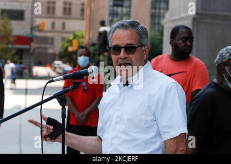 Bezirksanwalt Larry Krasner spricht über die „Stop Killing US“-Anti-Gun-Gewaltkundgebung, sagt, dass Waffengewalt eine oberste Priorität seines Büros ist, und argumentiert, dass wir den Jugendlichen der Stadt zuhören sollten, wenn wir Waffengewalt am 9. August 2021 in Philadelphia, PA, beenden wollen. (Foto von Cory Clark/NurPhoto) Stockfoto