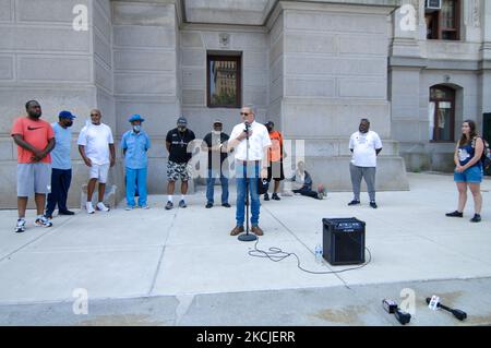 Bezirksanwalt Larry Krasner spricht über die „Stop Killing US“-Anti-Gun-Gewaltkundgebung, sagt, dass Waffengewalt eine oberste Priorität seines Büros ist, und argumentiert, dass wir den Jugendlichen der Stadt zuhören sollten, wenn wir Waffengewalt am 9. August 2021 in Philadelphia, PA, beenden wollen. (Foto von Cory Clark/NurPhoto) Stockfoto