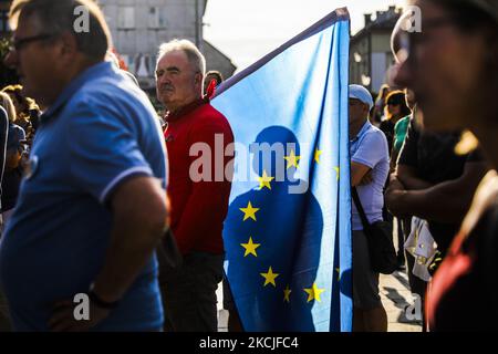 Am 10. August 2021 nehmen Menschen an einem Protest der „Freien Medien“ in Wadowice, Polen, Teil. Tausende von Menschen in ganz Polen protestierten gegen das Gesetz, das unformell „Lex TVN“ genannt wird und von der regierenden rechten polnischen Regierung eingeführt wurde, das die US Discovery Inc. Dazu zwingen würde, ihre Mehrheitsbeteiligung an der TVN-Gruppe zu verkaufen, die TVN24 betreibt, den führenden Kanal unabhängiger Rundfunknachrichten. (Foto von Beata Zawrzel/NurPhoto) Stockfoto