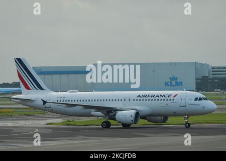 Air France Flugzeug gesehen am Flughafen Amsterdam Schiphol. Am Freitag, den 6. August 2021, in Amsterdam Airport Schiphol, Schiphol, Niederlande. (Foto von Artur Widak/NurPhoto) Stockfoto