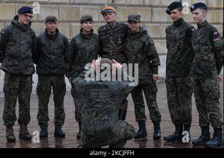 Mitglieder der Territorialen Verteidigungskräfte der polnischen Armee posieren für ein Foto während der Feierlichkeiten zum 107.. Jahrestag der Gründung der ersten Kompany in Krakau. Die erste Kompanie (rund 150 Soldaten) wurde am 3. Und 5. August 1914 in Krakau von Jozef Pilsudski gegründet. Am 6. August 1914 marschierten Mitglieder der ersten Kompany von Krakau nach MICHALOWICE und stürzten russische Grenzposten. Nach der Einnahme der Stadt Kielce und dem erfolglosen Versuch, nach Warschau durchzubrechen, um einen Aufstand zu provozieren, kehrte die erste Kompanie nach Krakau zurück und wurde zum Kern der polnischen Legionen. Am Donnerstag Stockfoto