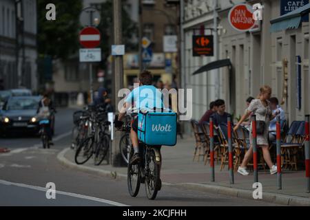 Ein Wolt currier im Zentrum von Krakau. Am Mittwoch, den 4. August 2021, in Krakau, Polen. (Foto von Artur Widak/NurPhoto) Stockfoto