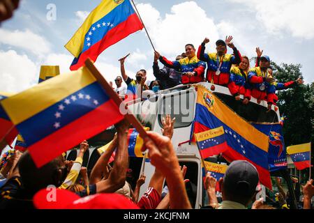 Athleten winken während eines Empfangs bei ihrer Ankunft von den Olympischen Spielen 2020 in Tokio inmitten der Coronavirus-Pandemie in Caracas, Venezuela, 10. August 2021 (Foto: Javier Campos/NurPhoto) Stockfoto