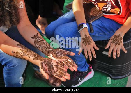 Frauen, die anlässlich des Sinjara-Festivals im Vorfeld von Teej in Jaipur, Rajasthan, Indien, „Henna“ auf die Hände legen, Am 10. August 2021. (Foto von Vishal Bhatnagar/NurPhoto) Stockfoto