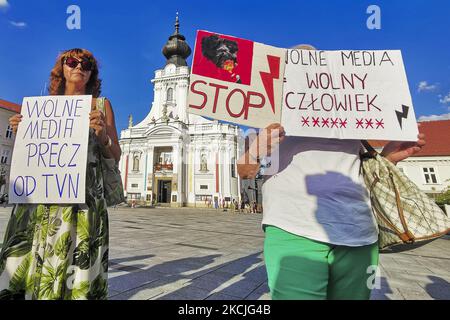 Am 10. August 2021 nehmen Menschen an einem Protest der „Freien Medien“ in Wadowice, Polen, Teil. Tausende von Menschen in ganz Polen protestierten gegen das Gesetz, das unformell „Lex TVN“ genannt wird und von der regierenden rechten polnischen Regierung eingeführt wurde, das die US Discovery Inc. Dazu zwingen würde, ihre Mehrheitsbeteiligung an der TVN-Gruppe zu verkaufen, die TVN24 betreibt, den führenden Kanal unabhängiger Rundfunknachrichten. (Foto von Beata Zawrzel/NurPhoto) Stockfoto