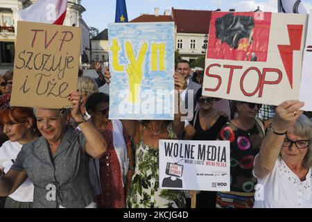 Am 10. August 2021 nehmen Menschen an einem Protest der „Freien Medien“ in Wadowice, Polen, Teil. Tausende von Menschen in ganz Polen protestierten gegen das Gesetz, das unformell „Lex TVN“ genannt wird und von der regierenden rechten polnischen Regierung eingeführt wurde, das die US Discovery Inc. Dazu zwingen würde, ihre Mehrheitsbeteiligung an der TVN-Gruppe zu verkaufen, die TVN24 betreibt, den führenden Kanal unabhängiger Rundfunknachrichten. (Foto von Beata Zawrzel/NurPhoto) Stockfoto