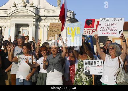 Am 10. August 2021 nehmen Menschen an einem Protest der „Freien Medien“ in Wadowice, Polen, Teil. Tausende von Menschen in ganz Polen protestierten gegen das Gesetz, das unformell „Lex TVN“ genannt wird und von der regierenden rechten polnischen Regierung eingeführt wurde, das die US Discovery Inc. Dazu zwingen würde, ihre Mehrheitsbeteiligung an der TVN-Gruppe zu verkaufen, die TVN24 betreibt, den führenden Kanal unabhängiger Rundfunknachrichten. (Foto von Beata Zawrzel/NurPhoto) Stockfoto