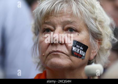 Am 10. August 2021 werden Menschen in Warschau, Polen, an einer Kundgebung gegen einen neuen Medienrechtsvorschlag teilnehmen. Mehr als tausend Menschen versammelten sich vor dem Sejm, dem polnischen parlament, um gegen einen Gesetzesvorschlag zu protestieren, der das ausländische Eigentum an Medienunternehmen verbieten würde. In diesem Fall kamen Leute heraus, um den amerikanischen Fernsehsender TVN zu unterstützen, dessen Lizenz im September ausläuft. Die Regierung hat angegeben, dass sie die Lizenz im Rahmen der derzeitigen Eigentümerstruktur nicht erneuern wird, ein Schritt, der laut Kritikern das Ende unabhängiger Medien in Polen bedeuten könnte. (Foto von STR/NurPhoto) Stockfoto