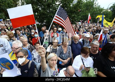 Am 10. August 2021 werden Menschen in Warschau, Polen, an einer Kundgebung gegen einen neuen Medienrechtsvorschlag teilnehmen. Mehr als tausend Menschen versammelten sich vor dem Sejm, dem polnischen parlament, um gegen einen Gesetzesvorschlag zu protestieren, der das ausländische Eigentum an Medienunternehmen verbieten würde. In diesem Fall kamen Leute heraus, um den amerikanischen Fernsehsender TVN zu unterstützen, dessen Lizenz im September ausläuft. Die Regierung hat angegeben, dass sie die Lizenz im Rahmen der derzeitigen Eigentümerstruktur nicht erneuern wird, ein Schritt, der laut Kritikern das Ende unabhängiger Medien in Polen bedeuten könnte. (Foto von STR/NurPhoto) Stockfoto