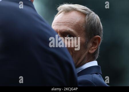 Der ehemalige polnische Premierminister wird am 10. August 2021 bei einem Protest gegen ein neues Mediengesetz in Warschau, Polen, gesehen. Mehr als tausend Menschen versammelten sich vor dem Sejm, dem polnischen parlament, um gegen einen Gesetzesvorschlag zu protestieren, der das ausländische Eigentum an Medienunternehmen verbieten würde. In diesem Fall kamen Leute heraus, um den amerikanischen Fernsehsender TVN zu unterstützen, dessen Lizenz im September ausläuft. Die Regierung hat angegeben, dass sie die Lizenz im Rahmen der derzeitigen Eigentümerstruktur nicht erneuern wird, ein Schritt, der laut Kritikern das Ende unabhängiger Medien in Polen bedeuten könnte. (Foto von STR/NurPhoto) Stockfoto