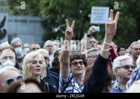 Am 10. August 2021 werden Menschen in Warschau, Polen, an einer Kundgebung gegen einen neuen Medienrechtsvorschlag teilnehmen. Mehr als tausend Menschen versammelten sich vor dem Sejm, dem polnischen parlament, um gegen einen Gesetzesvorschlag zu protestieren, der das ausländische Eigentum an Medienunternehmen verbieten würde. In diesem Fall kamen Leute heraus, um den amerikanischen Fernsehsender TVN zu unterstützen, dessen Lizenz im September ausläuft. Die Regierung hat angegeben, dass sie die Lizenz im Rahmen der derzeitigen Eigentümerstruktur nicht erneuern wird, ein Schritt, der laut Kritikern das Ende unabhängiger Medien in Polen bedeuten könnte. (Foto von STR/NurPhoto) Stockfoto