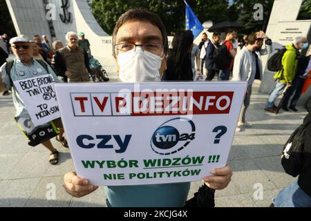 Am 10. August 2021 wird bei einer Kundgebung zur Unterstützung des Fernsehsenders TVN in Warschau, Polen, ein Demonstrator gesehen. Mehr als tausend Menschen versammelten sich vor dem Sejm, dem polnischen parlament, um gegen einen Gesetzesvorschlag zu protestieren, der das ausländische Eigentum an Medienunternehmen verbieten würde. In diesem Fall kamen Leute heraus, um den amerikanischen Fernsehsender TVN zu unterstützen, dessen Lizenz im September ausläuft. Die Regierung hat angegeben, dass sie die Lizenz im Rahmen der derzeitigen Eigentümerstruktur nicht erneuern wird, ein Schritt, der laut Kritikern das Ende unabhängiger Medien in Polen bedeuten könnte. (Foto von STR/NurPhoto) Stockfoto