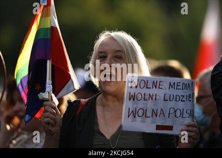 Eine Frau wird am 10. August 2021 in Warschau gesehen, als sie ein Schild mit den Worten "Freie Medien, freie Menschen, freies Polen" hält. Mehr als tausend Menschen versammelten sich vor dem Sejm, dem polnischen parlament, um gegen einen Gesetzesvorschlag zu protestieren, der das ausländische Eigentum an Medienunternehmen verbieten würde. In diesem Fall kamen Leute heraus, um den amerikanischen Fernsehsender TVN zu unterstützen, dessen Lizenz im September ausläuft. Die Regierung hat angegeben, dass sie die Lizenz im Rahmen der derzeitigen Eigentümerstruktur nicht erneuern wird, ein Schritt, der laut Kritikern das Ende unabhängiger Medien in Polen bedeuten könnte. (Foto von STR/NurPhoto) Stockfoto