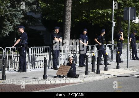 Eine Frau hält am 11. August 2021 ein Schild mit der Aufschrift „Freie Medien“ vor der Polizei, die den Eingang zum polnischen parlament Sejm in Warschau bewacht. Mehrere Dutzend Menschen nahmen an einer Kundgebung vor dem parlament Teil, während einer Abstimmung über einen neuen Gesetzentwurf, der das ausländische Eigentum an Medienunternehmen einschränken wird. Kritiker argumentieren, dass die Verabschiedung des Gesetzentwurfs das Ende der unabhängigen Medien in Polen bedeuten würde. Der US-amerikanische Sender TVN beantragt die Verlängerung seiner Lizenz, die im September ausläuft, befürchtet aber, dass seine US-Beteiligung in den Weg kommt und die polnische Regierung die Aktien derzeit aufkaufen wird Stockfoto