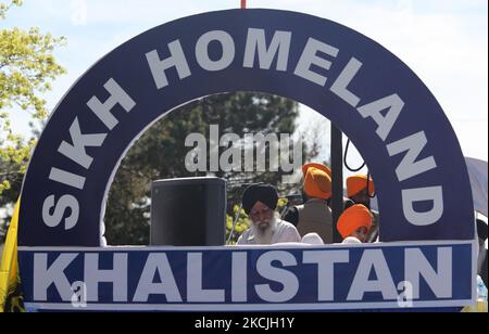 Die kanadische Pro-Khalistan-Sikhs protestieren gegen die indische Regierung und fordern am 05. Mai 2013 einen separaten Sikh-Staat namens Khalistan in Malton, Ontario, Kanada. Tausende von Sikhs nahmen an einem Nagar Kirtan Teil, um Vaisakhi zu feiern und ihre Unzufriedenheit mit der indischen Regierung zu zeigen. Die Khalistan-Bewegung bezieht sich auf eine Bewegung, die versucht, einen separaten Sikh-Staat zu schaffen, genannt Khalistan in der Punjab-Region Indiens. Die territoriale Definition der vorgeschlagenen Nation ist umstritten, wobei einige glauben, dass sie einfach aus dem indischen Bundesstaat Punjab herausgeschnitten werden sollte, wo Sikhs die Mehrheit der Popmusik sind Stockfoto