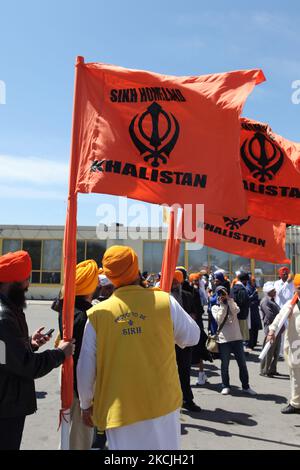 Die kanadische Pro-Khalistan-Sikhs protestieren gegen die indische Regierung und fordern am 06. Mai 2012 einen separaten Sikh-Staat namens Khalistan in Malton, Ontario, Kanada. Tausende von Sikhs nahmen an einem Nagar Kirtan Teil, um Vaisakhi zu feiern und ihre Unzufriedenheit mit der indischen Regierung zu zeigen. Die Khalistan-Bewegung bezieht sich auf eine Bewegung, die versucht, einen separaten Sikh-Staat zu schaffen, genannt Khalistan in der Punjab-Region Indiens. Die territoriale Definition der vorgeschlagenen Nation ist umstritten, wobei einige glauben, dass sie einfach aus dem indischen Bundesstaat Punjab herausgeschnitten werden sollte, wo Sikhs die Mehrheit der Popmusik sind Stockfoto