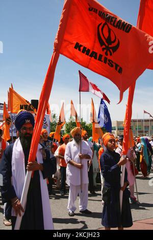 Die kanadische Pro-Khalistan-Sikhs protestieren gegen die indische Regierung und fordern am 06. Mai 2012 einen separaten Sikh-Staat namens Khalistan in Malton, Ontario, Kanada. Tausende von Sikhs nahmen an einem Nagar Kirtan Teil, um Vaisakhi zu feiern und ihre Unzufriedenheit mit der indischen Regierung zu zeigen. Die Khalistan-Bewegung bezieht sich auf eine Bewegung, die versucht, einen separaten Sikh-Staat zu schaffen, genannt Khalistan in der Punjab-Region Indiens. Die territoriale Definition der vorgeschlagenen Nation ist umstritten, wobei einige glauben, dass sie einfach aus dem indischen Bundesstaat Punjab herausgeschnitten werden sollte, wo Sikhs die Mehrheit der Popmusik sind Stockfoto