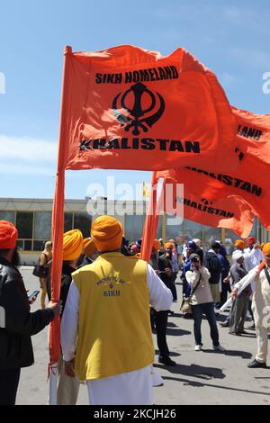 Die kanadische Pro-Khalistan-Sikhs protestieren gegen die indische Regierung und fordern am 06. Mai 2012 einen separaten Sikh-Staat namens Khalistan in Malton, Ontario, Kanada. Tausende von Sikhs nahmen an einem Nagar Kirtan Teil, um Vaisakhi zu feiern und ihre Unzufriedenheit mit der indischen Regierung zu zeigen. Die Khalistan-Bewegung bezieht sich auf eine Bewegung, die versucht, einen separaten Sikh-Staat zu schaffen, genannt Khalistan in der Punjab-Region Indiens. Die territoriale Definition der vorgeschlagenen Nation ist umstritten, wobei einige glauben, dass sie einfach aus dem indischen Bundesstaat Punjab herausgeschnitten werden sollte, wo Sikhs die Mehrheit der Popmusik sind Stockfoto