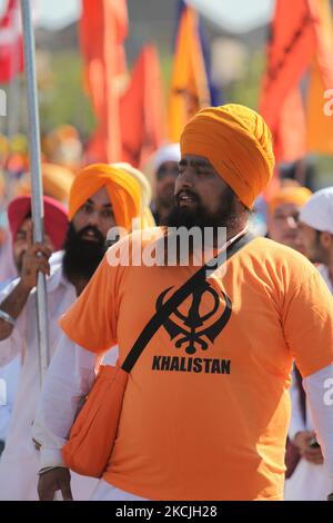 Die kanadische Pro-Khalistan-Sikhs protestieren gegen die indische Regierung und fordern am 06. Mai 2012 einen separaten Sikh-Staat namens Khalistan in Malton, Ontario, Kanada. Tausende von Sikhs nahmen an einem Nagar Kirtan Teil, um Vaisakhi zu feiern und ihre Unzufriedenheit mit der indischen Regierung zu zeigen. Die Khalistan-Bewegung bezieht sich auf eine Bewegung, die versucht, einen separaten Sikh-Staat zu schaffen, genannt Khalistan in der Punjab-Region Indiens. Die territoriale Definition der vorgeschlagenen Nation ist umstritten, wobei einige glauben, dass sie einfach aus dem indischen Bundesstaat Punjab herausgeschnitten werden sollte, wo Sikhs die Mehrheit der Popmusik sind Stockfoto