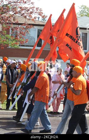 Die kanadische Pro-Khalistan-Sikhs protestieren gegen die indische Regierung und fordern am 06. Mai 2012 einen separaten Sikh-Staat namens Khalistan in Malton, Ontario, Kanada. Tausende von Sikhs nahmen an einem Nagar Kirtan Teil, um Vaisakhi zu feiern und ihre Unzufriedenheit mit der indischen Regierung zu zeigen. Die Khalistan-Bewegung bezieht sich auf eine Bewegung, die versucht, einen separaten Sikh-Staat zu schaffen, genannt Khalistan in der Punjab-Region Indiens. Die territoriale Definition der vorgeschlagenen Nation ist umstritten, wobei einige glauben, dass sie einfach aus dem indischen Bundesstaat Punjab herausgeschnitten werden sollte, wo Sikhs die Mehrheit der Popmusik sind Stockfoto