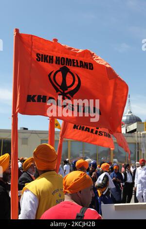 Die kanadische Pro-Khalistan-Sikhs protestieren gegen die indische Regierung und fordern am 06. Mai 2012 einen separaten Sikh-Staat namens Khalistan in Malton, Ontario, Kanada. Tausende von Sikhs nahmen an einem Nagar Kirtan Teil, um Vaisakhi zu feiern und ihre Unzufriedenheit mit der indischen Regierung zu zeigen. Die Khalistan-Bewegung bezieht sich auf eine Bewegung, die versucht, einen separaten Sikh-Staat zu schaffen, genannt Khalistan in der Punjab-Region Indiens. Die territoriale Definition der vorgeschlagenen Nation ist umstritten, wobei einige glauben, dass sie einfach aus dem indischen Bundesstaat Punjab herausgeschnitten werden sollte, wo Sikhs die Mehrheit der Popmusik sind Stockfoto