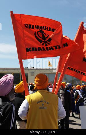 Die kanadische Pro-Khalistan-Sikhs protestieren gegen die indische Regierung und fordern am 06. Mai 2012 einen separaten Sikh-Staat namens Khalistan in Malton, Ontario, Kanada. Tausende von Sikhs nahmen an einem Nagar Kirtan Teil, um Vaisakhi zu feiern und ihre Unzufriedenheit mit der indischen Regierung zu zeigen. Die Khalistan-Bewegung bezieht sich auf eine Bewegung, die versucht, einen separaten Sikh-Staat zu schaffen, genannt Khalistan in der Punjab-Region Indiens. Die territoriale Definition der vorgeschlagenen Nation ist umstritten, wobei einige glauben, dass sie einfach aus dem indischen Bundesstaat Punjab herausgeschnitten werden sollte, wo Sikhs die Mehrheit der Popmusik sind Stockfoto