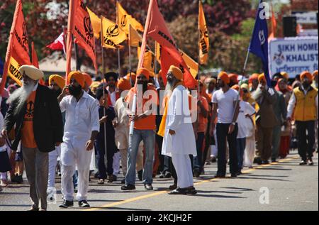 Die kanadische Pro-Khalistan-Sikhs protestieren gegen die indische Regierung und fordern am 06. Mai 2012 einen separaten Sikh-Staat namens Khalistan in Malton, Ontario, Kanada. Tausende von Sikhs nahmen an einem Nagar Kirtan Teil, um Vaisakhi zu feiern und ihre Unzufriedenheit mit der indischen Regierung zu zeigen. Die Khalistan-Bewegung bezieht sich auf eine Bewegung, die versucht, einen separaten Sikh-Staat zu schaffen, genannt Khalistan in der Punjab-Region Indiens. Die territoriale Definition der vorgeschlagenen Nation ist umstritten, wobei einige glauben, dass sie einfach aus dem indischen Bundesstaat Punjab herausgeschnitten werden sollte, wo Sikhs die Mehrheit der Popmusik sind Stockfoto