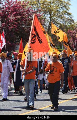 Die kanadische Pro-Khalistan-Sikhs protestieren gegen die indische Regierung und fordern am 06. Mai 2012 einen separaten Sikh-Staat namens Khalistan in Malton, Ontario, Kanada. Tausende von Sikhs nahmen an einem Nagar Kirtan Teil, um Vaisakhi zu feiern und ihre Unzufriedenheit mit der indischen Regierung zu zeigen. Die Khalistan-Bewegung bezieht sich auf eine Bewegung, die versucht, einen separaten Sikh-Staat zu schaffen, genannt Khalistan in der Punjab-Region Indiens. Die territoriale Definition der vorgeschlagenen Nation ist umstritten, wobei einige glauben, dass sie einfach aus dem indischen Bundesstaat Punjab herausgeschnitten werden sollte, wo Sikhs die Mehrheit der Popmusik sind Stockfoto