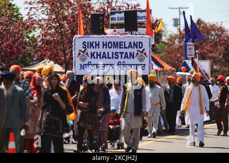 Die kanadische Pro-Khalistan-Sikhs protestieren gegen die indische Regierung und fordern am 06. Mai 2012 einen separaten Sikh-Staat namens Khalistan in Malton, Ontario, Kanada. Tausende von Sikhs nahmen an einem Nagar Kirtan Teil, um Vaisakhi zu feiern und ihre Unzufriedenheit mit der indischen Regierung zu zeigen. Die Khalistan-Bewegung bezieht sich auf eine Bewegung, die versucht, einen separaten Sikh-Staat zu schaffen, genannt Khalistan in der Punjab-Region Indiens. Die territoriale Definition der vorgeschlagenen Nation ist umstritten, wobei einige glauben, dass sie einfach aus dem indischen Bundesstaat Punjab herausgeschnitten werden sollte, wo Sikhs die Mehrheit der Popmusik sind Stockfoto