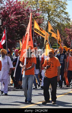 Die kanadische Pro-Khalistan-Sikhs protestieren gegen die indische Regierung und fordern am 06. Mai 2012 einen separaten Sikh-Staat namens Khalistan in Malton, Ontario, Kanada. Tausende von Sikhs nahmen an einem Nagar Kirtan Teil, um Vaisakhi zu feiern und ihre Unzufriedenheit mit der indischen Regierung zu zeigen. Die Khalistan-Bewegung bezieht sich auf eine Bewegung, die versucht, einen separaten Sikh-Staat zu schaffen, genannt Khalistan in der Punjab-Region Indiens. Die territoriale Definition der vorgeschlagenen Nation ist umstritten, wobei einige glauben, dass sie einfach aus dem indischen Bundesstaat Punjab herausgeschnitten werden sollte, wo Sikhs die Mehrheit der Popmusik sind Stockfoto