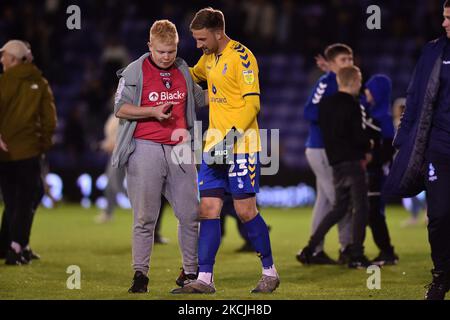 Danny Rogers (Torwart) von Oldham Athletic wird nach dem Carabao Cup-Spiel zwischen Oldham Athletic und Tranmere Rovers am 10.. August 2021 im Boundary Park, Oldham, England, ins Bett gebracht. (Foto von Eddie Garvey/MI News/NurPhoto) Stockfoto