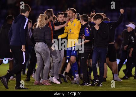 Danny Rogers (Torwart) von Oldham Athletic wird nach dem Carabao Cup-Spiel zwischen Oldham Athletic und Tranmere Rovers am 10.. August 2021 im Boundary Park, Oldham, England, ins Bett gebracht. (Foto von Eddie Garvey/MI News/NurPhoto) Stockfoto