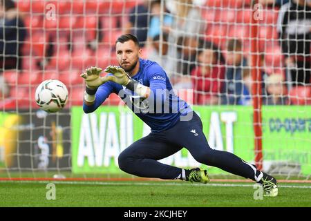 Der Torhüter des Nottingham Forest, Jordan Smith, erwärmt sich am Mittwoch, 11.. August 2021, vor dem Anpfiff beim Carabao Cup-Spiel zwischen Nottingham Forest und Bradford City auf dem City Ground, Nottingham. (Foto von Jon Hobley/MI News/NurPhoto) Stockfoto