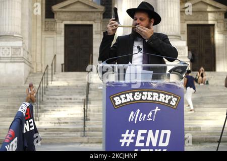 Rabbi Shlomo Litvin lässt am 12. August 2021 in New York City Demonstranten gegen Ben & Jerry's Ice Cream in der New York Public Library vorführen. Laut der Associated Press erklärte der in Vermont ansässige Eiscreme-Hersteller am vergangenen Montag, dass er den Verkauf im von Israel besetzten Westjordanland einstellen und Ost-Jerusalem bestreiten werde, und sagte, dass die Verkäufe in den von den Palästinensern gesuchten Gebieten mit unseren Werten unvereinbar seien.“ Die hochkarätigen Kommentare wurden schnell vom israelischen Ministerpräsidenten Naftali Bennett angesprochen, der zitierte, dass die „Entscheidung unmoralisch war und dass sie sich als ein Trubel erweisen wird Stockfoto