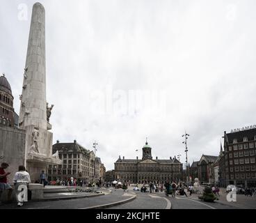Sehen Sie sich das Nationaldenkmal am Dam-Platz in Amsterdam, Niederlande, am 6. August 2021 an. Seine bemerkenswerten Gebäude und seine häufigen Veranstaltungen machen es zu einem der bekanntesten und wichtigsten Orte der Stadt (Foto von Oscar Gonzalez/NurPhoto) Stockfoto