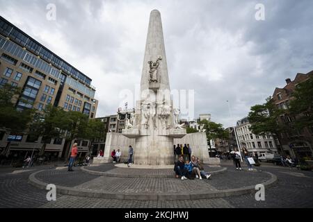 Sehen Sie sich das Nationaldenkmal am Dam-Platz in Amsterdam, Niederlande, am 6. August 2021 an. Seine bemerkenswerten Gebäude und seine häufigen Veranstaltungen machen es zu einem der bekanntesten und wichtigsten Orte der Stadt (Foto von Oscar Gonzalez/NurPhoto) Stockfoto