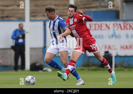 Neill Byrne von Hartlepool United kämpft mit Jordan Tunnicliffe von Crawley Town während des Spiels der Sky Bet League 2 zwischen Hartlepool United und Crawley Town im Victoria Park, Hartlepool, am Samstag, 7.. August 2021. (Foto von Mark Fletcher/MI News/NurPhoto) Stockfoto