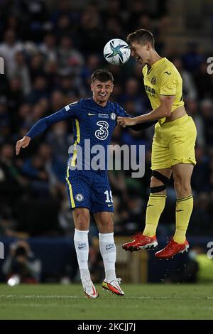 Juan Foyth von Villarreal und Mason Mount of Chelsea treten beim UEFA Super Cup Final Match zwischen Chelsea CF und Villarreal CF am 11. August 2021 im Windsor Park in Belfast, Nordirland, um den Ball an. (Foto von Jose Breton/Pics Action/NurPhoto) Stockfoto